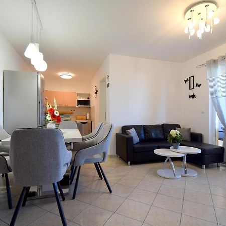 Apartment Lucy Malinska Bagian luar foto