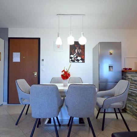 Apartment Lucy Malinska Bagian luar foto