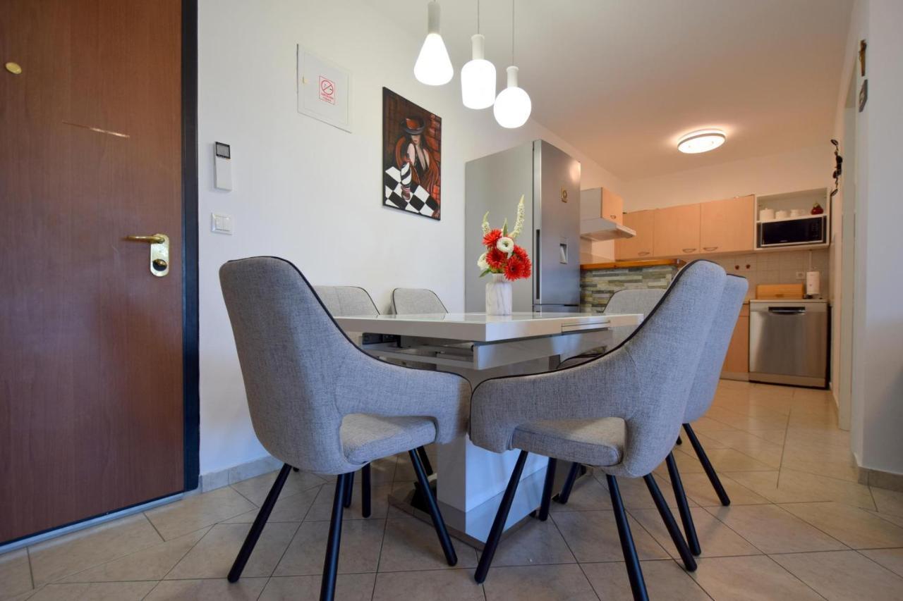 Apartment Lucy Malinska Bagian luar foto