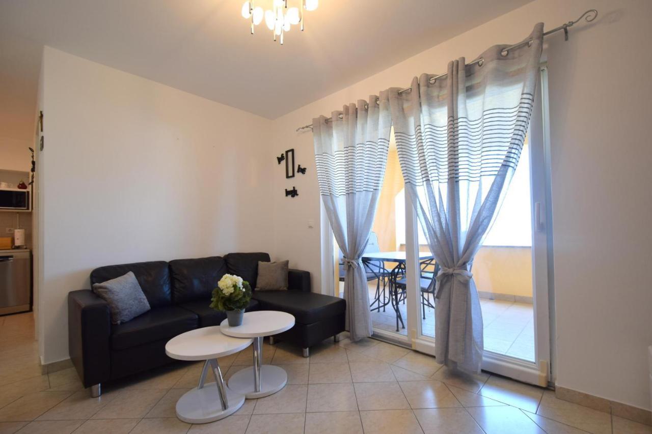 Apartment Lucy Malinska Bagian luar foto