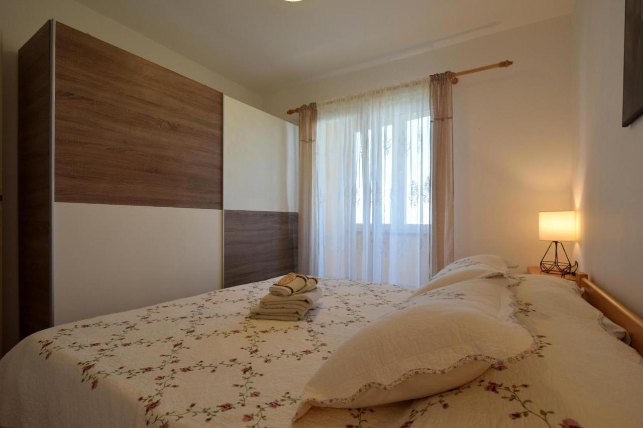 Apartment Lucy Malinska Bagian luar foto