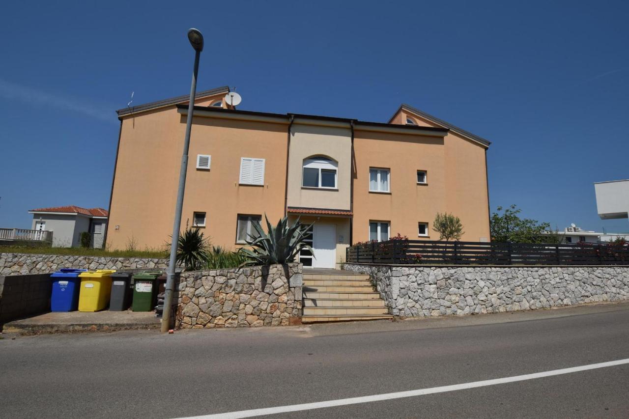 Apartment Lucy Malinska Bagian luar foto
