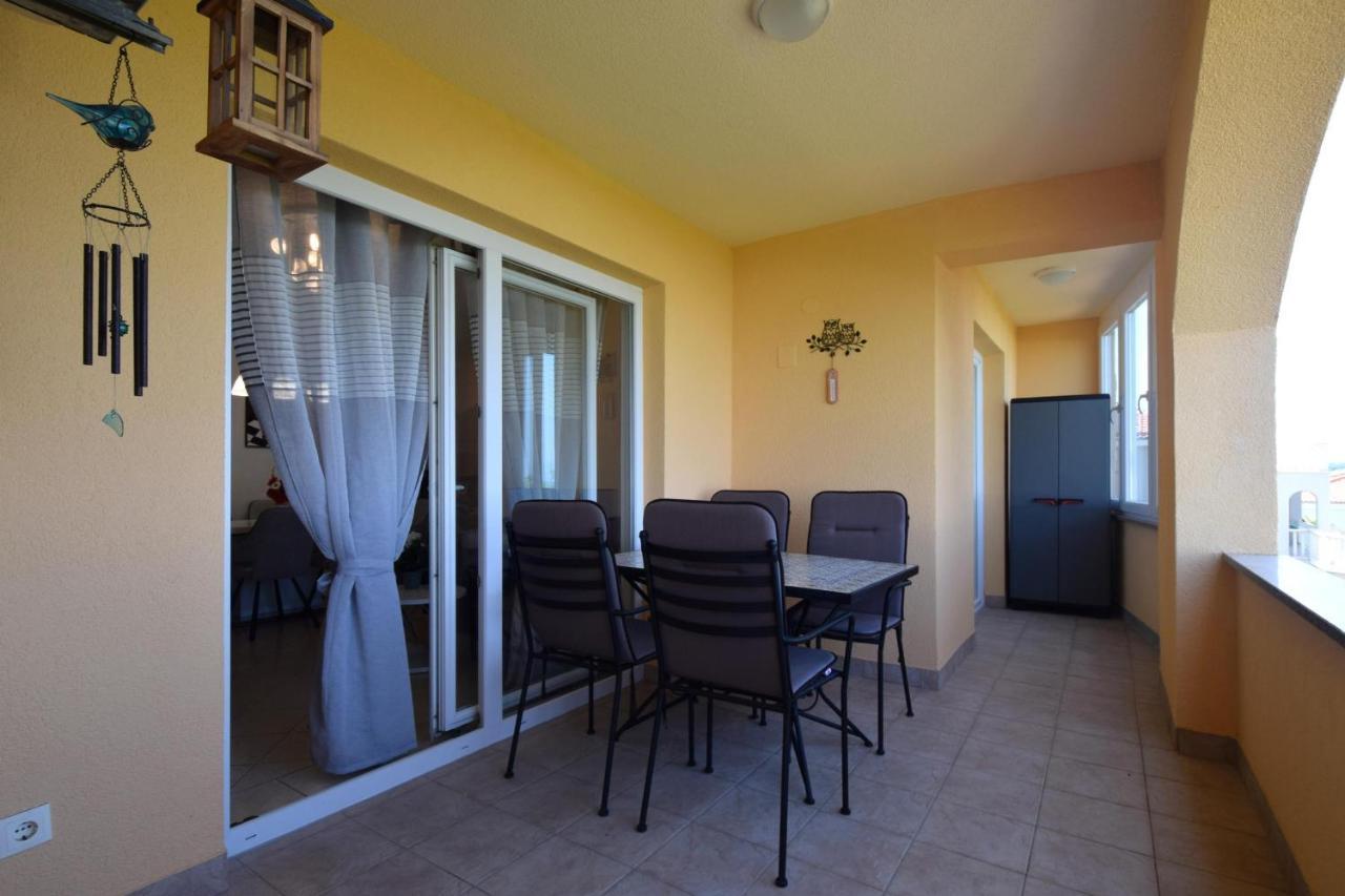 Apartment Lucy Malinska Bagian luar foto