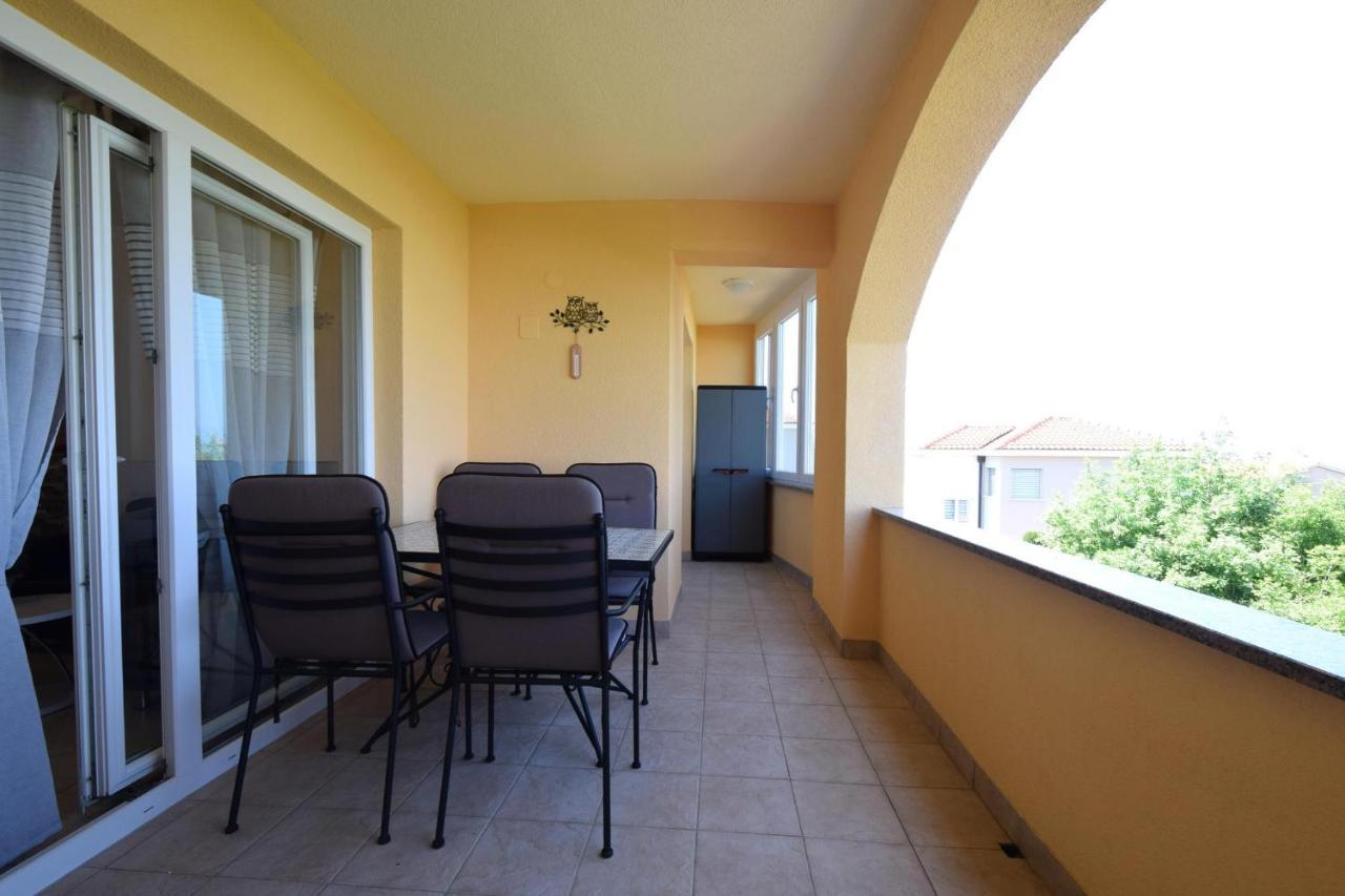 Apartment Lucy Malinska Bagian luar foto
